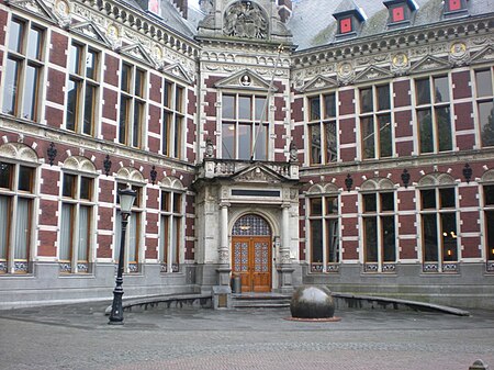 450px-Academiegebouw_(Rectorat_de_l'Universit%C3%A9_d'Utrecht).JPG