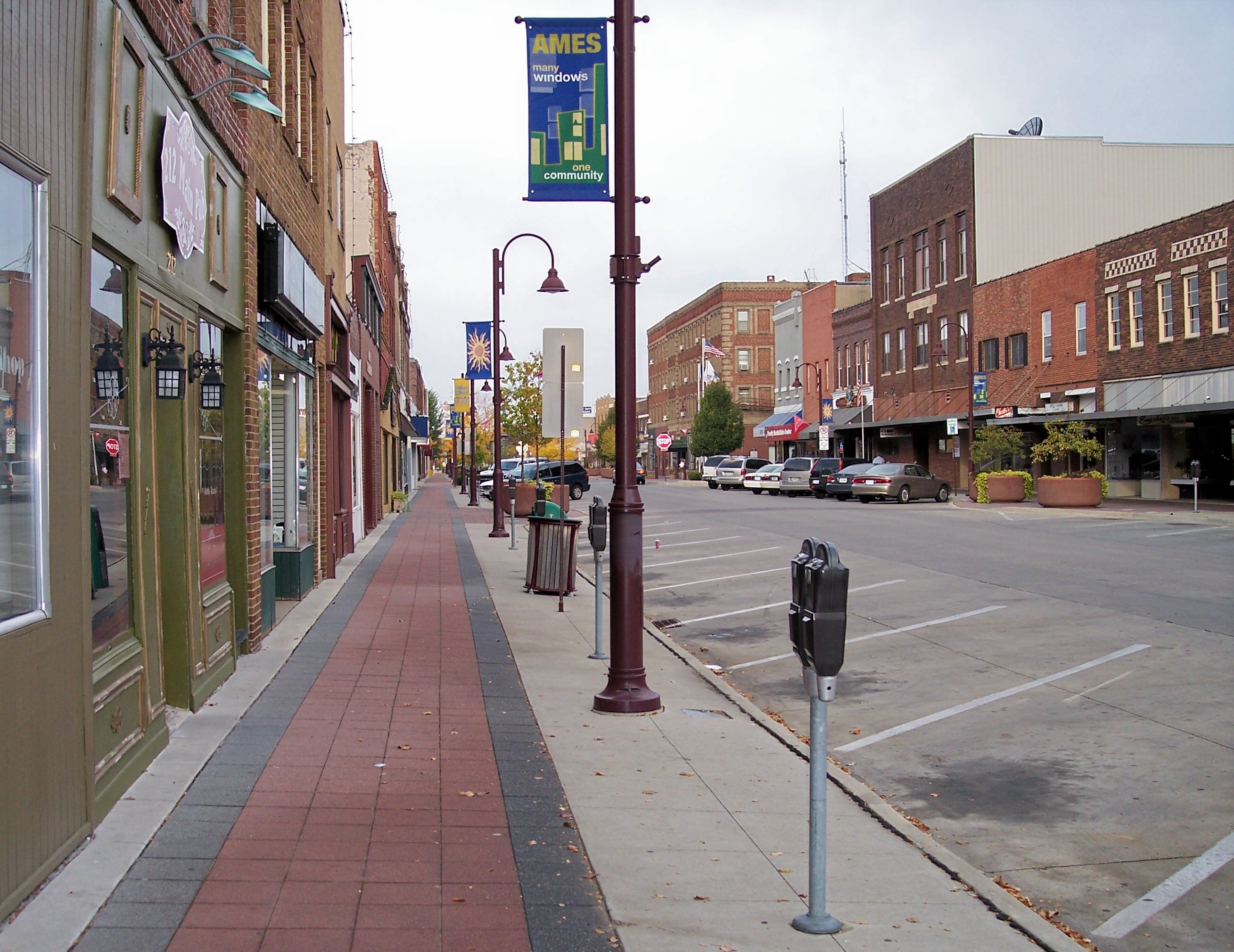 Ames_Iowa_Main_Street.jpg