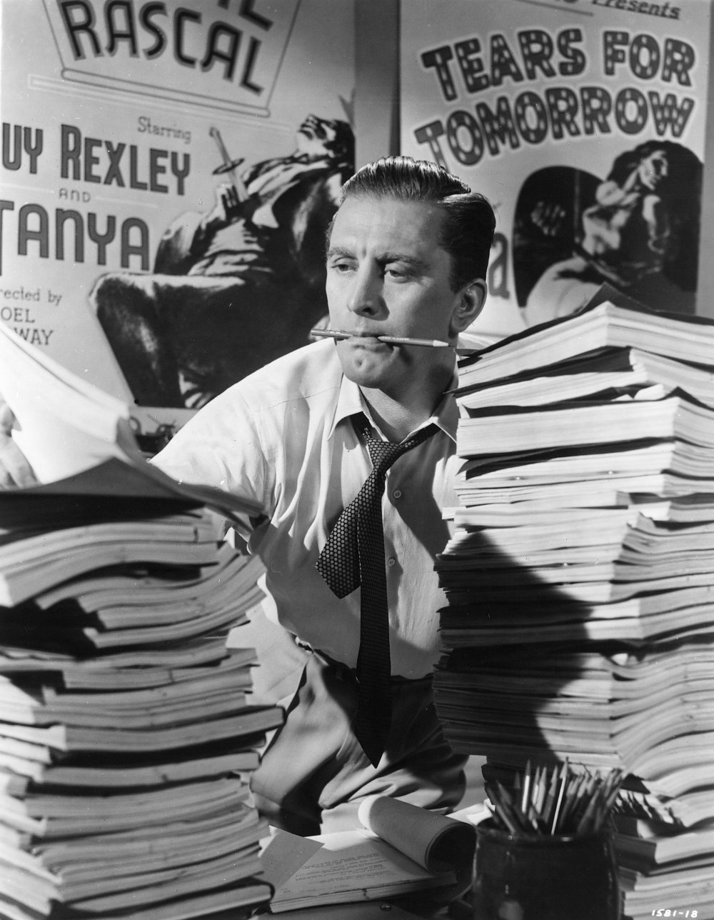 bad-and-the-beautiful-the-1952-004-kirk-douglas-behind-stacks-of-screenplays-00m-d4z-ORIGINAL.jpg