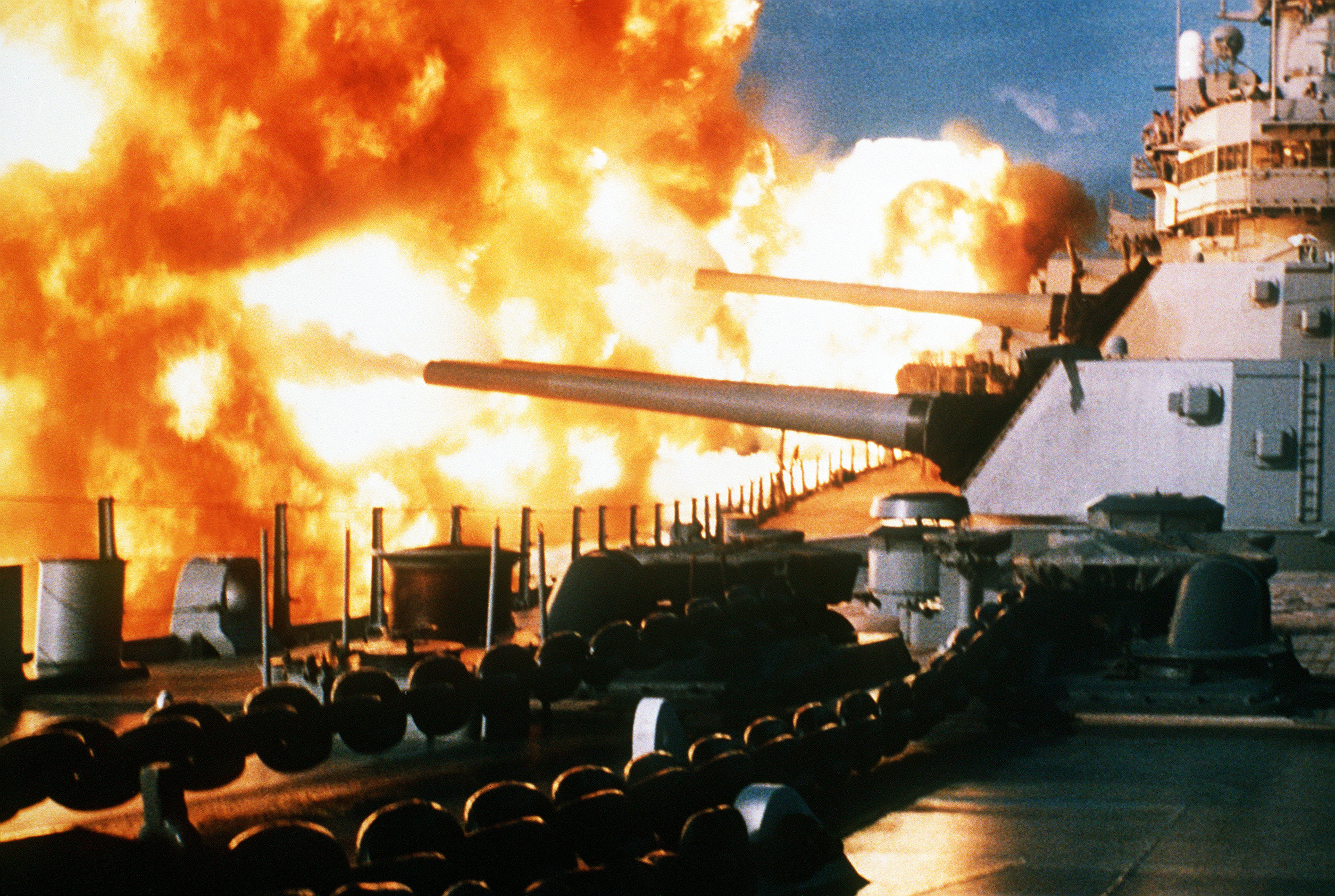 USS_New_Jersey_firing_in_Beirut%2C_1984.jpg